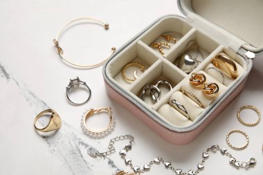 Mermer arka planda şık mücevherlere sahip organizatör, yakın plan