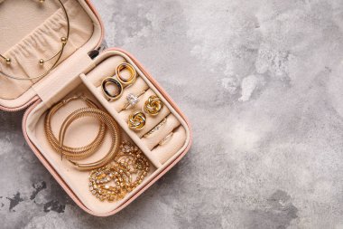 Gri grunge arka planında farklı stil mücevherlere sahip organizatör