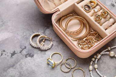 Gri grunge arka planda şık mücevherlere sahip organizatör, yakın plan