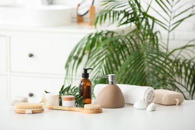 Masaj vücut fırçaları, şişeler ve kozmetik ürünlerle dolu kavanozlar