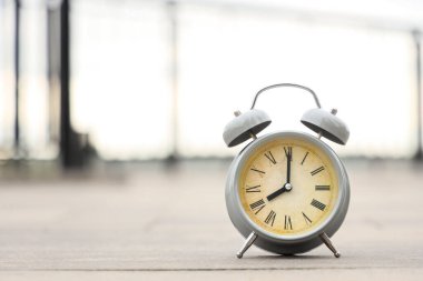 Dışarıdaki asfaltta gri alarm saati, yakın plan.