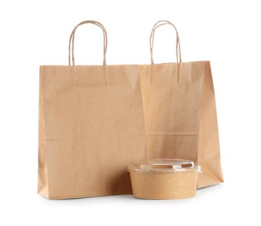 Beyaz arka planda izole edilmiş salata dolu kase kağıtlar. Yemek dağıtım servisi.