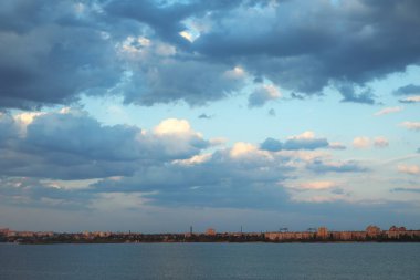 Arka planda bulutlar olan güzel mavi gökyüzü manzarası