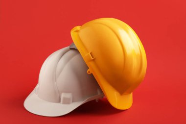 Kırmızı arkaplanda beyaz ve sarı başlıklar