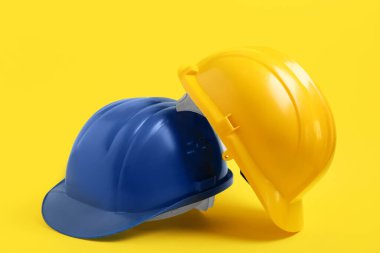 Renkli arkaplanda mavi ve sarı başlıklar