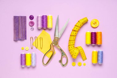 Leylak arka planında farklı dikiş malzemeleri