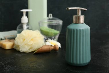 Siyah arkaplanda bir şişe kozmetik ürünü, yakın plan.