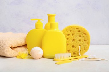 Hafif arka planda bebek kozmetik ürünleri ve banyo malzemeleri.