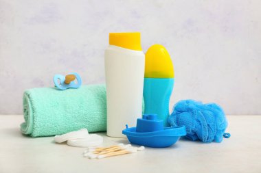 Hafif arka planda çocuklar için tekne oyuncakları ve banyo aksesuarları