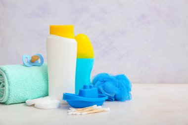 Hafif arka planda çocuklar için tekne oyuncakları ve banyo aksesuarları