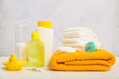 Bezler, emzik, oyuncak tekne ve hafif arka plandaki çocuklar için banyo aksesuarları