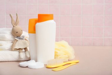 Tavşan oyuncağı ve arka plandaki çocuklar için farklı banyo aksesuarları