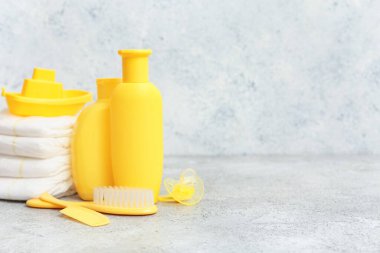 Bebek bezi, tekne oyuncağı ve Grunge Fonu 'ndaki çocuklar için kozmetik ürünler.