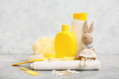 Oyuncak tavşan ve bebek için farklı banyo aksesuarları.