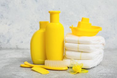 Bebek bezi, tekne oyuncağı ve Grunge Fonu 'ndaki çocuklar için kozmetik ürünler.