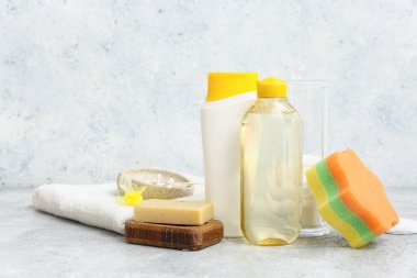 Çocuk için emzik ve farklı banyo aksesuarları.