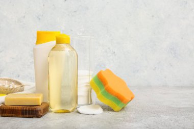 Grunge geçmişindeki çocuklar için farklı banyo aksesuarları