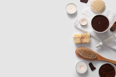 Havlulu spa kompozisyonu, beyaz arka planda erimiş çikolata ve kakao tozu.