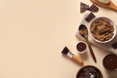 Havlulu spa kompozisyonu, deniz tuzu kaseleri ve bej arka planda erimiş çikolata.