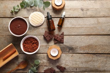 Kakao tozu dolu spa kompozisyonu ve ahşap zemin üzerinde erimiş çikolata.