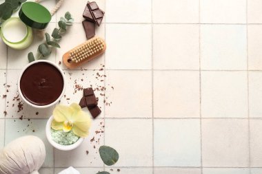 Fayans üzerinde erimiş çikolata ve deniz tuzu içeren spa kompozisyonu