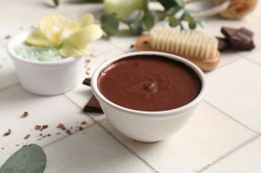 Fayans üzerinde erimiş çikolata olan spa kompozisyonu, yakın plan.