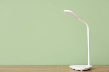 Masa lambası yeşil duvarın yanındaki odada.