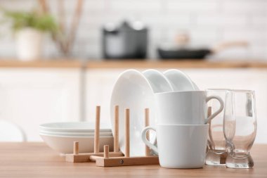 Mutfaktaki masada temiz sofra takımı var.