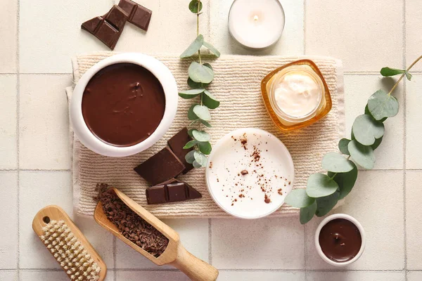 Fayans zemininde erimiş çikolata, havlu ve kozmetik ürünlerin olduğu kaplıca harika bir kompozisyon.