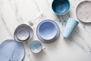 Mermer arka planda temiz tabak seti