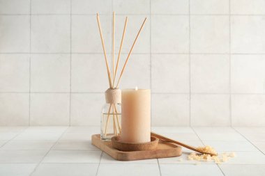 Mum, ahşap tepsi ve aroma çubukları arkaplanda harika spa kompozisyonu.