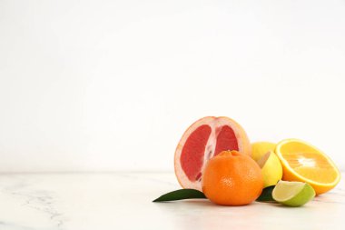 Bej arka planda farklı lezzetli narenciye meyveleri