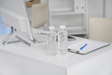 Ofisteki masada plastik su şişeleri.