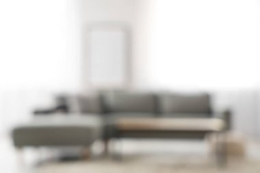 Pencerenin yanındaki rahat kanepe ile oturma odasının bulanık görüntüsü