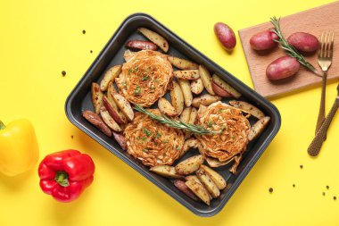 Sarı arka planda lezzetli sebzeli yemek tepsisi, yakın plan.