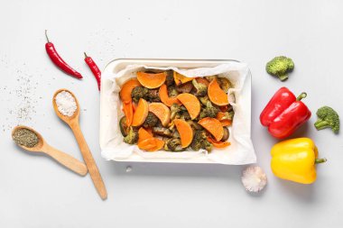 Beyaz arka planda lezzetli sebze tepsisi, yakın plan.