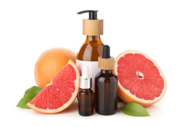 Beyaz arka planda greyfurt kozmetik ürünleri ve meyveler