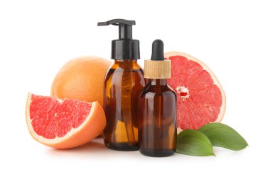 Beyaz arka planda greyfurt kozmetik ürünleri ve meyveler