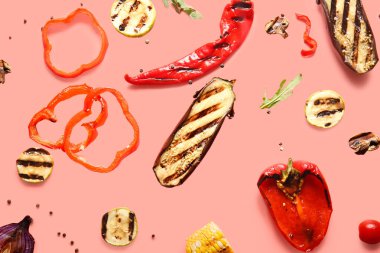 Kırmızı arka planda uçuşan farklı lezzetli ızgara sebzeler.