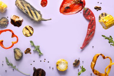 Lezzetli ızgara sebzelerden yapılmış çerçeve leylak arka planda uçuşuyor.