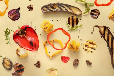 Bej arka planda lezzetli ızgara sebzeler uçuşuyor.