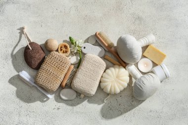 Ayak masajı ve arkaplanda çiçek için farklı banyo malzemeleri.