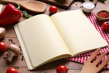 Ahşap zemin üzerinde boş tarif defteri ve içeriği olan kompozisyon