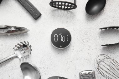Modern mutfak zamanlayıcısından yapılmış çerçeve ve hafif grunge arkaplan üzerindeki çatal bıçaklar