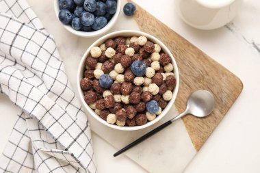 Çikolatalı mısır topları ve mermer arka planda böğürtlenli kompozisyon, yakın plan.