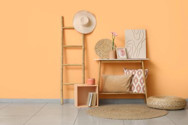 Pouf, masa ve mercan duvarının yanındaki merdiven, odanın içi.