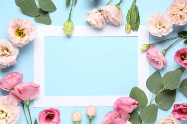 Mavi arka planda güzel çiçekli kağıt çerçeve