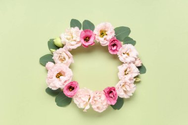 Yeşil arka planda farklı güzel çiçeklerden yapılmış çerçeve