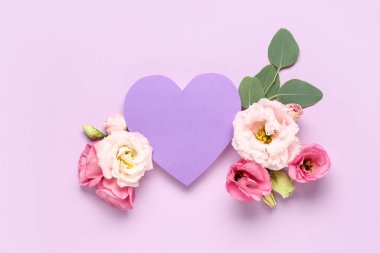 Mor zemin üzerinde güzel çiçekler olan kalp şeklinde boş bir kart.