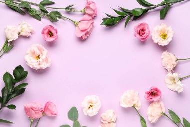 Mor arka planda farklı güzel çiçeklerden yapılmış çerçeve